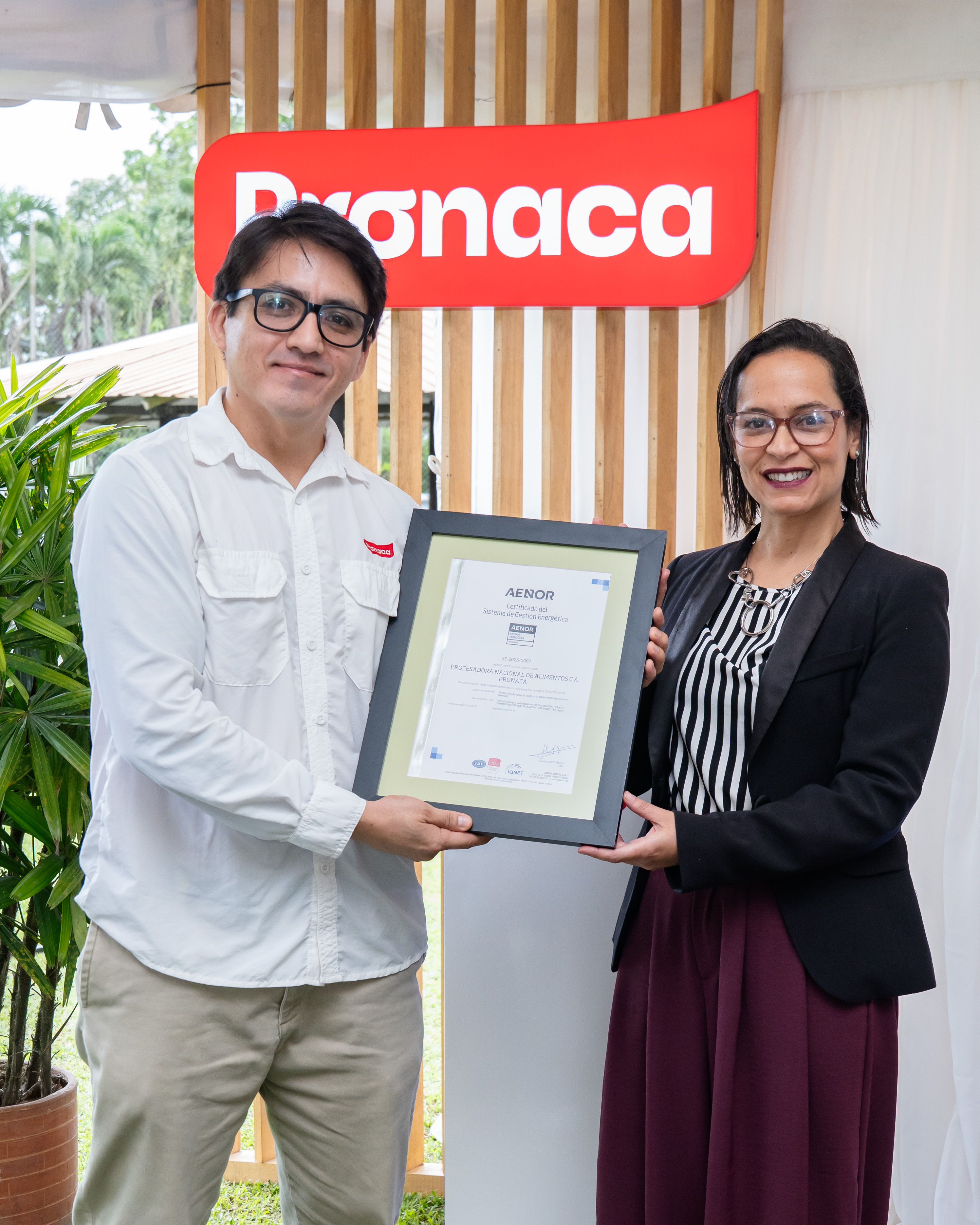 AENOR Ecuador entregó a PRONACA el certificado ISO 50001, que certifica la implementación y eficaz operación de su Sistema de Gestión de la Energía (SGEn) en dos de sus centros productivos estratégicos: la Planta Procesadora de Cerdos en Valle Hermoso y la Planta de Aves en Santo Domingo.