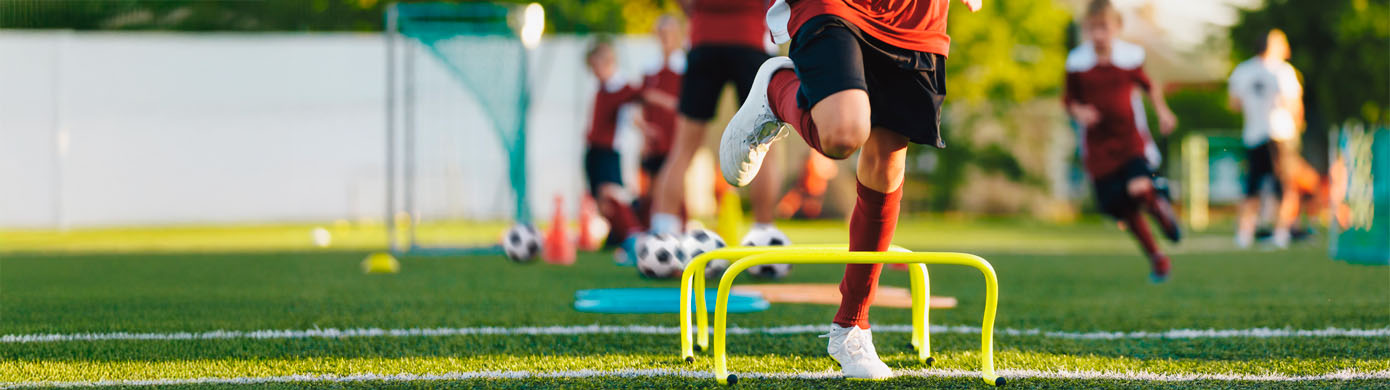 Jóvenes deportistas entrenando