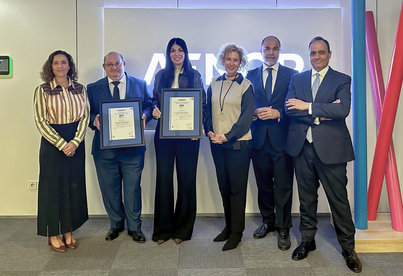 Caja Rural Central (CRC) ha obtenido las certificaciones de Compliance Sociolaboral (UNE 19604:2023) e Igualdad de Género (UNE-ISO 53800) otorgadas por AENOR, la entidad líder en generación de confianza.