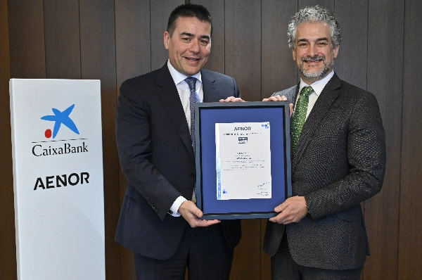El pie de foto, de izquierda a derecha, es: Jordi Mondéjar; director de Negocio de CaixaBank; David de Pastors, director general de Evaluación de la Conformidad de AENOR