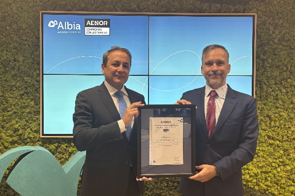 El pie de foto, de izquierda a derecha, es: Daniel Palacios, director general de Grupo Albia; y Rafael García Meiro, CEO de AENOR.
