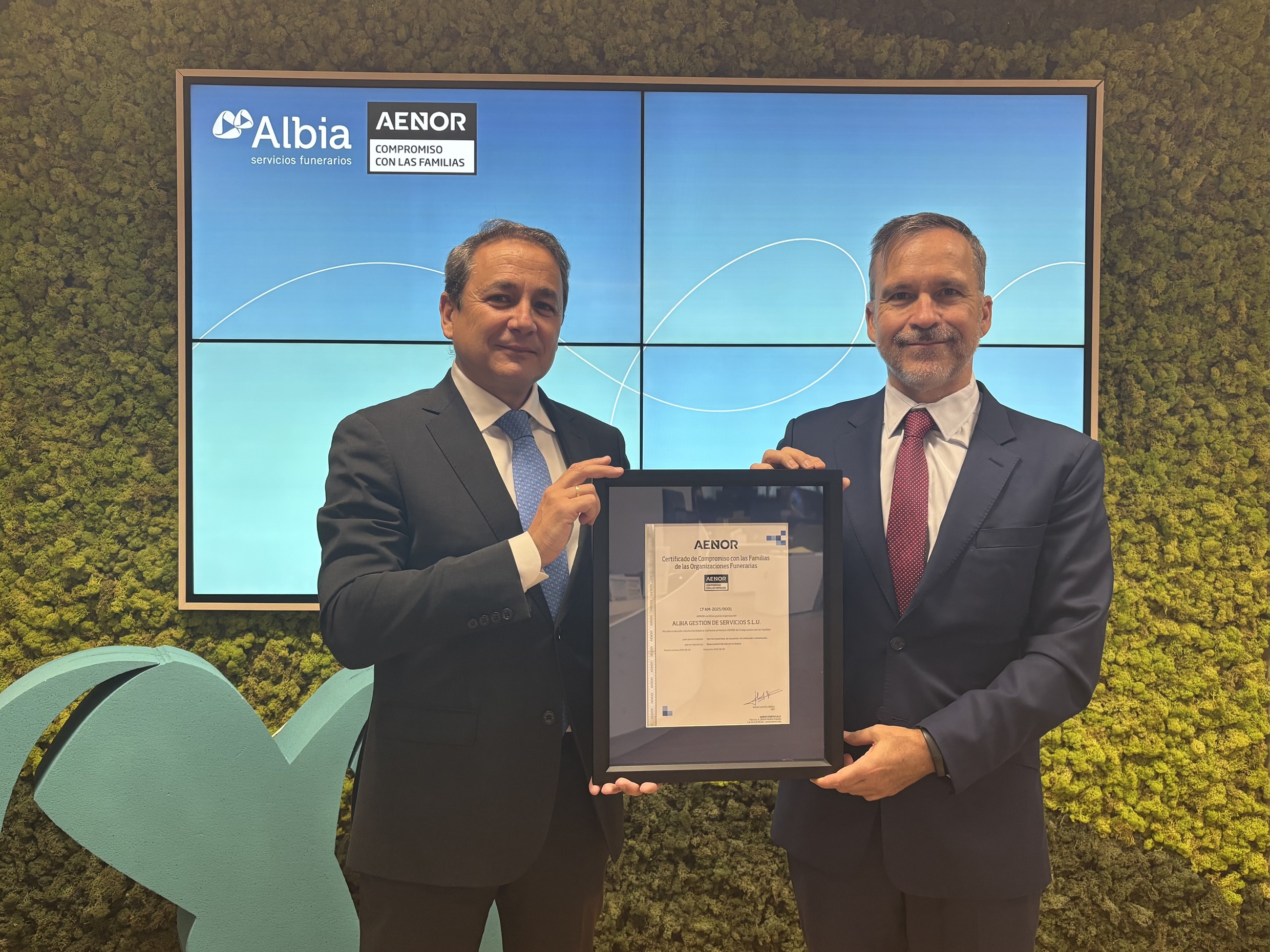 El pie de foto, de izquierda a derecha, es: Daniel Palacios, director general de Grupo Albia; y Rafael García Meiro, CEO de AENOR.