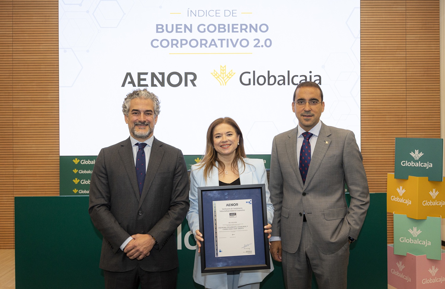 El director general de Globalcaja, Pedro Palacios, junto a la directora del área Jurídica, Melissa Casas, ha recibido de manos del director general de Evaluación de la Conformidad