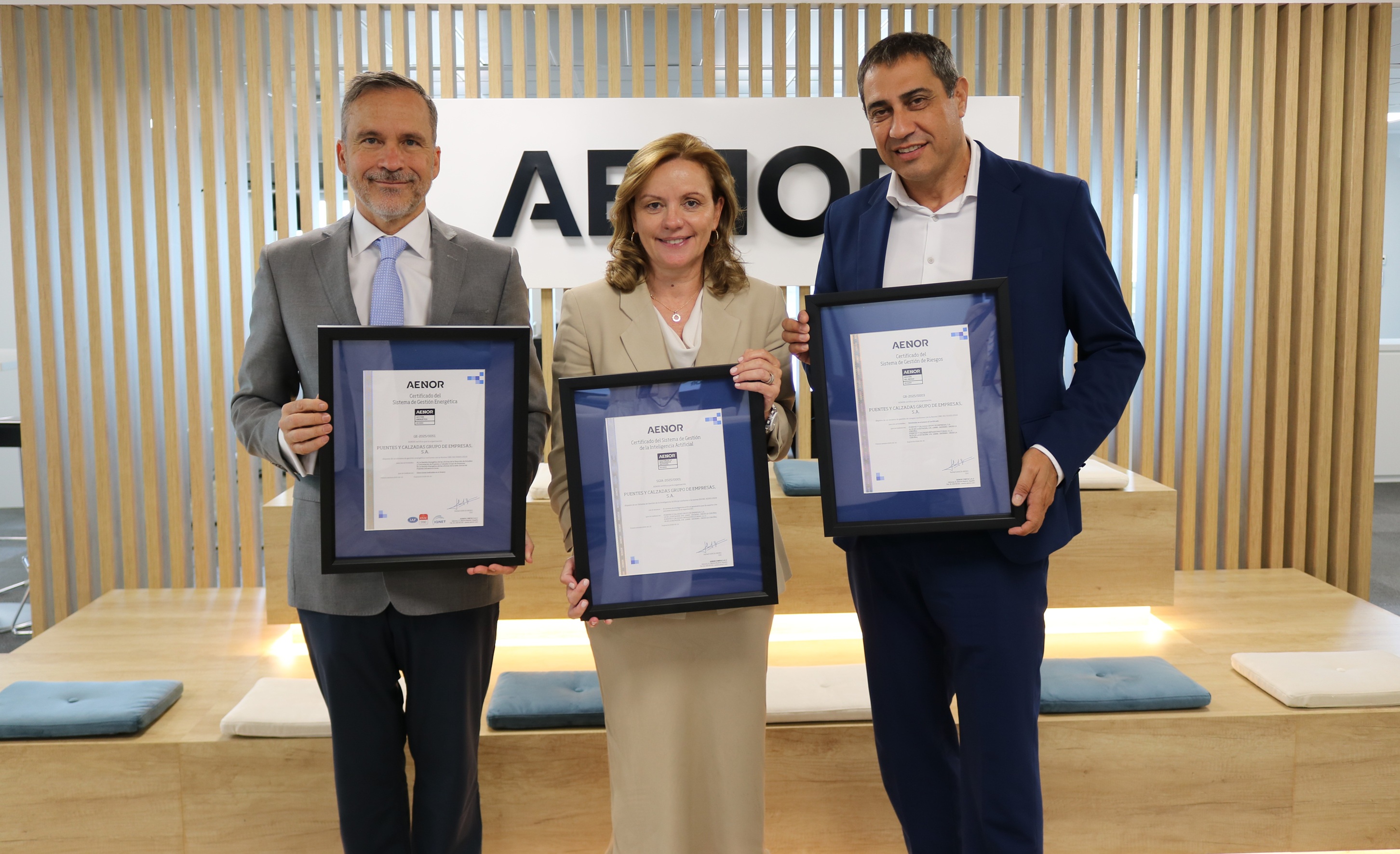 El pie de foto, de izquierda a derecha, es: Rafael García Meiro, CEO de AENOR; Purificación Torreblanca, CEO de Grupo Puentes; y Alejandro García Sardón, director de Servicios Corporativos de Grupo Puentes.