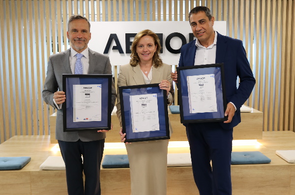 El pie de foto, de izquierda a derecha, es: Rafael García Meiro, CEO de AENOR; Purificación Torreblanca, CEO de Grupo Puentes; y Alejandro García Sardón, director de Servicios Corporativos de Grupo Puentes.