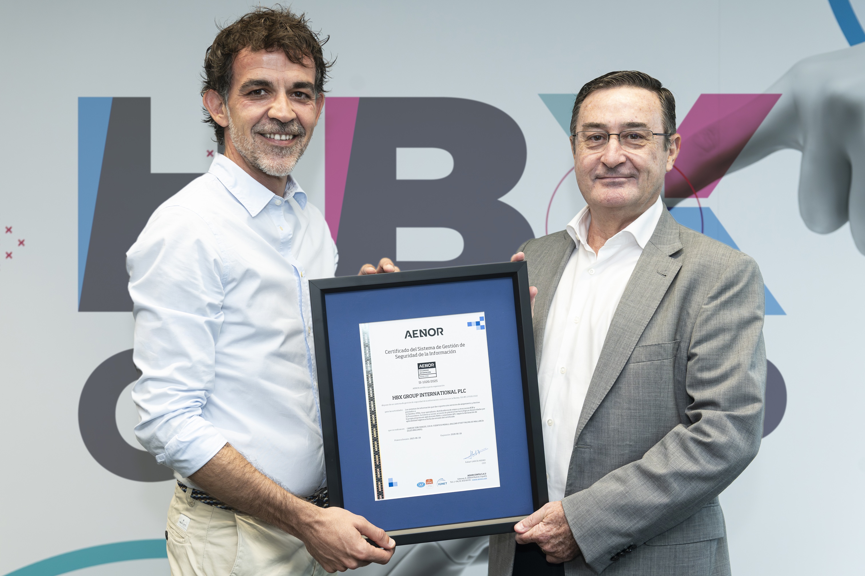 El pie de foto, de izquierda a derecha, es: Andrés Llamas, Head of Information Security at HBX Group; y Salvador Ibáñez, director de AENOR en Baleares, Comunidad Valenciana y Murcia.