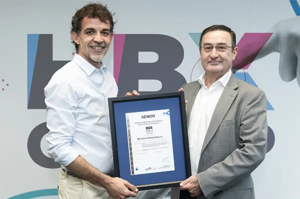 El pie de foto, de izquierda a derecha, es: Andrés Llamas, Head of Information Security at HBX Group; y Salvador Ibáñez, director de AENOR en Baleares, Comunidad Valenciana y Murcia.