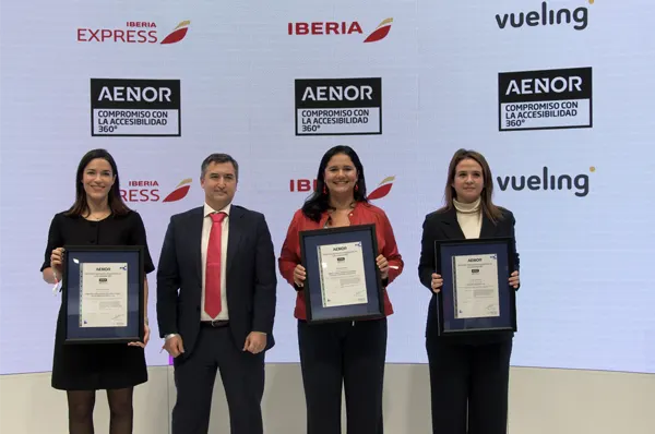 El pie de foto, de izquierda a derecha, es: Isabel Rodríguez, directora Comercial y de Data de Iberia Express; Nicolás Henríquez, director de Desarrollo de Negocio de AENOR; Beatriz Guillén, directora de Clientes de Iberia; y Rosaura Ferriz, responsable de Asuntos Públicos de Vueling.