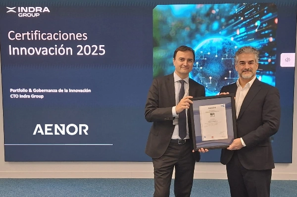 En la fotografía, a la izquierda, Joaquín Ponz, director de Portfolio y Gobernanza de la Innovación de Indra Group, junto a David de Pastors, Director de Evaluación de la Conformidad de AENOR.
