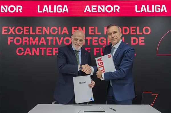 En la fotografía a la izquierda Javier Tebas, Presidente de LALIGA, junto a Rafael García Meiro, CEO de AENOR.
