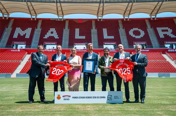 El pie de foto, de izquierda a derecha, es: David Baixauli, responsable de proyectos corporativos y RSC en LaLiga; Llorenç Galmés, presidente del Consell Insular de Mallorca; Marga Prohens, Presidenta del Gobierno de las Islas Baleares; Alfonso Díaz, CEO de Negocio del RCD Mallorca; Javi Bonet; teniente alcalde del Ayuntamiento de Palma; Gonzalo Cañete, CEO de PreZero Iberia; y David de Pastors, director general de Evaluación de la Conformidad en AENOR