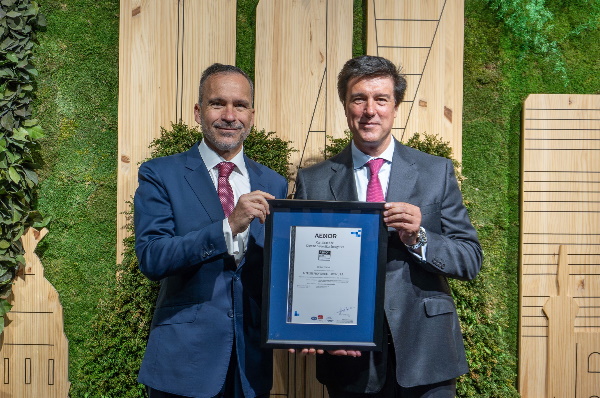 El pie de foto, de izquierda a derecha, es: Rafael García Meiro, CEO de AENOR; e Ismael Clemente, CEO de MERLIN Properties.