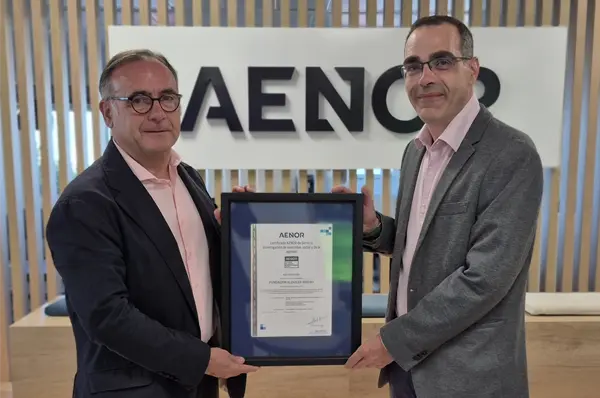 El pie de foto, de izquierda a derecha, es: Javier Mejía, Director de Marketing Estratégico y Desarrollo de Negocio de AENOR, y Alberto Alonso, coordinador del Observatorio del Alquiler.