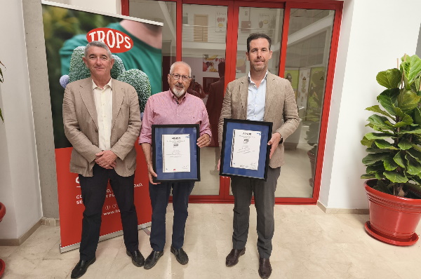 El pie de foto, de izquierda a derecha, es: Antonio Pérez Carreño, director de AENOR en Andalucía; José Linares, presidente de TROPS; y Víctor Luque, director general de TROPS.