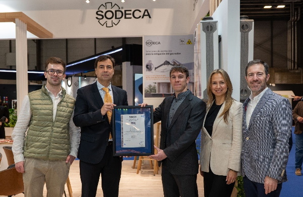 El pie de foto, de izquierda a derecha es: Roger Compte, Responsable de Sostenibilidad y Medio Ambiente en Sodeca; Joan Pradell, Técnico de Sostenibilidad y Medio Ambiente en Sodeca, Valeria Olivari, Responsable de Desarrollo de Negocio y Construcción Sostenible y Eduardo Cicuéndez, Director de Marketing y Marca de AENOR.