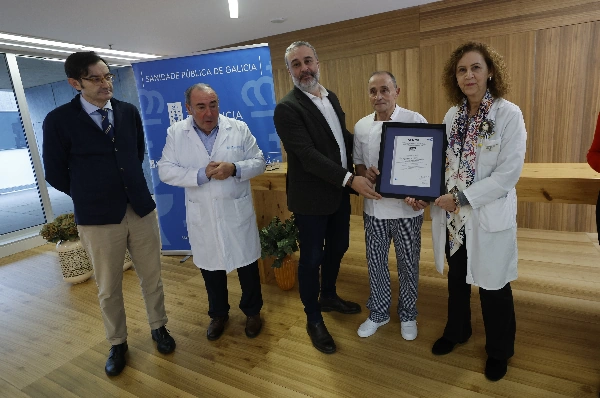 Entre los asistentes a la entrega se encontraban el gerente del Servizo Galego de Saúde (Sergas), José Ramón Parada; el gerente del área sanitaria de Lugo, A Mariña e Monforte de Lemos, Ramón Ares; y el director de AENOR en Galicia, José Enrique Rodríguez Coello.