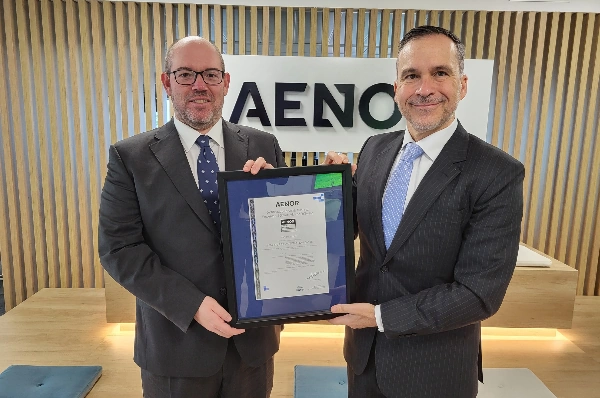 De izquierda a derecha, es: Ricardo Ramos, CEO de Siemens Mobility España y región suroeste de Europa; y Rafael García Meiro, CEO de AENOR.