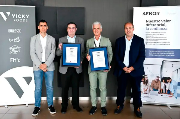 En la fotografía, de izquierda a derecha, Ximo del Río, director de Innovación y Calidad en Vicky Foods; Salvador Ibáñez, director de AENOR en Baleares, Comunidad Valenciana y Murcia; Rafael Juan, CEO de Vicky Foods; e Iván Pérez Lluch, responsable de I+D+I en Vicky Foods.