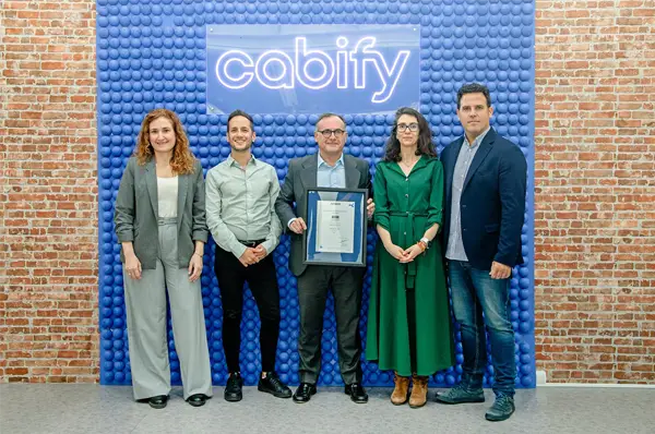 La empresa española Cabify ha dado un paso más en su compromiso con la descarbonización y la acción climática real tras recibir el certificado ISO 14068 de AENOR