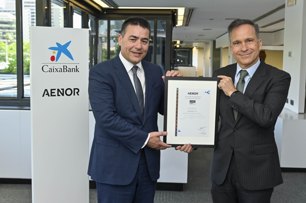 AENOR renueva certificación a CaixaBank por su liderazgo en inclusión y atención a personas mayores.