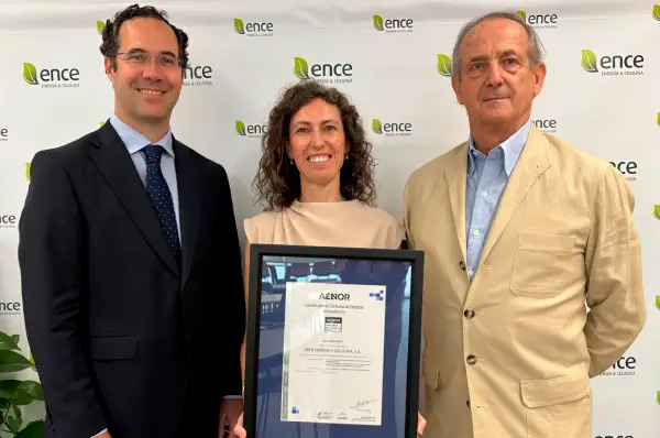 En la fotografía, de izquierda a derecha, Enrique Megía, director de AENOR en Madrid; Carla Morenés, directora de Ética y Cumplimiento de Ence; e Ignacio Colmenares, presidente de Ence.