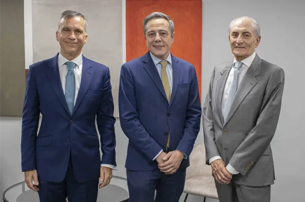En la fotografía, de izquierda a derecha, Rafael García Meiro, Presidente del Patronato y CEO de AENOR; José Bayón López, Director General de la EOI; y Juan Luis Martín Cuesta, Director General de FUNDIBEQ. 