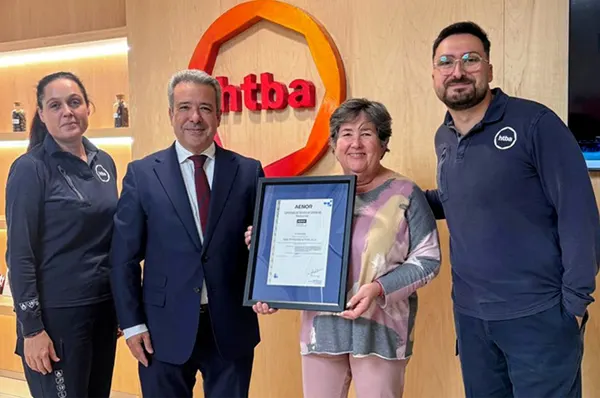En la fotografía, Ángel Luis Sánchez, director de AENOR en la región Mediterránea, y los responsables de HealthTech Bio Actives.