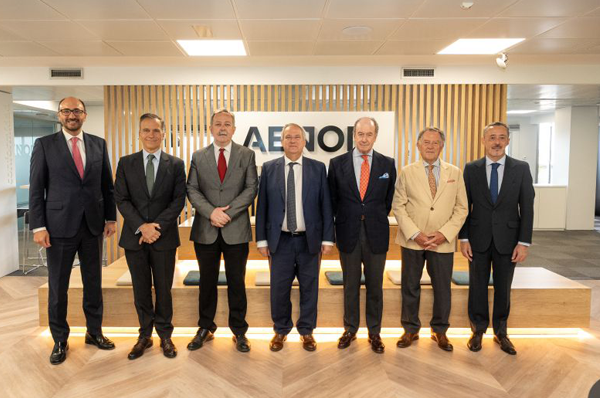 Felicitó a AENOR por su 40 aniversario y su trayectoria como entidad generadora de confianza.