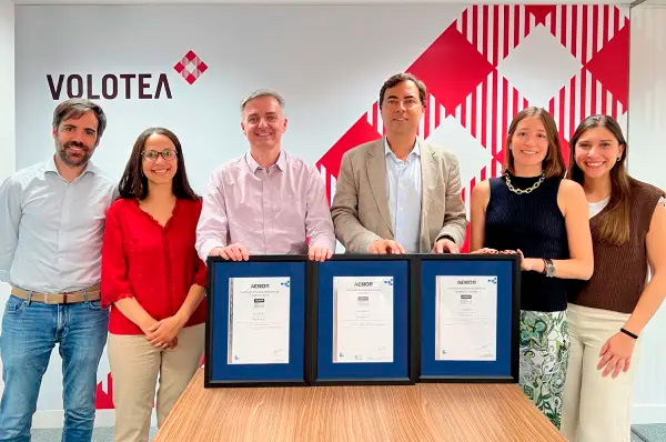 En la fotografía, de izquierda a derecha, Jerónimo Arenas, Legal Director en Volotea; Eugenia Sierra, Tax Senior Manager en Volotea; Stephen Rapp, Chief Financial Officer en Volotea; Jordi Martin, Director de AENOR en Catalunya; Lucía Soler, Legal Counsel en Volotea y Ericka Unfried, Tax Analyst en Volotea.