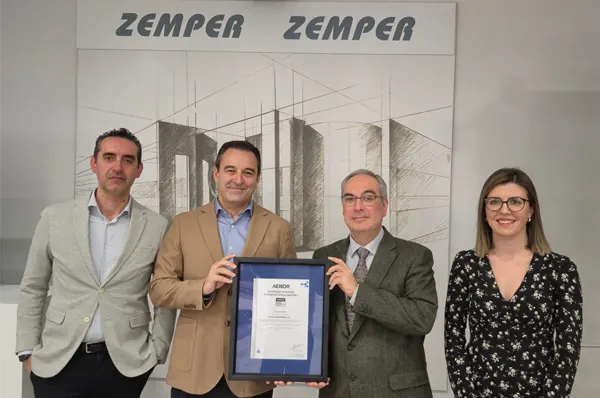 de izquierda a derecha, Jesús Fernández, responsable de Calidad de Zemper; Jesús María Espinosa, director General de Zemper; Antonio Contreras, director de la sede de AENOR en Castilla-La Mancha; y Noemí Pérez, Técnico Desarrollo de Negocio de AENOR en Castilla-La Mancha.