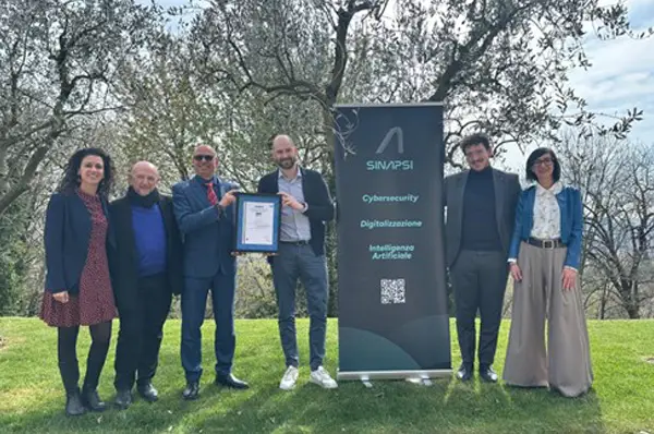 AENOR Italia ha consegnato a SINAPSI il certificato ISO/IEC 42001:2023